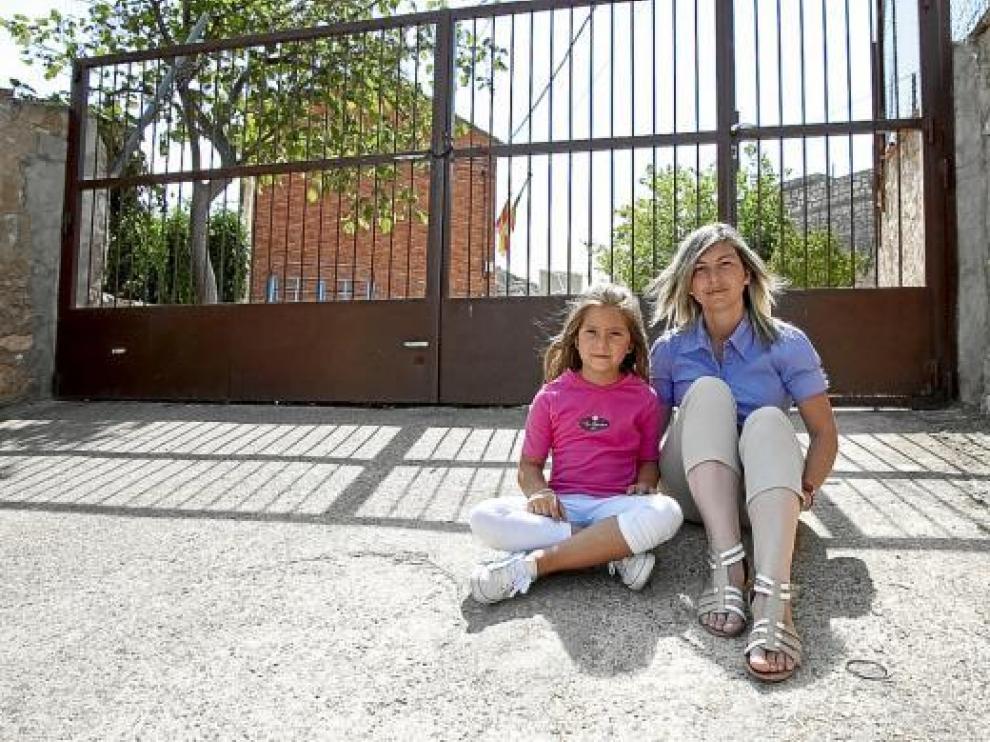 Victoria y su madre, Yolanda Martínez, a las puertas del colegio de Mezalocha.