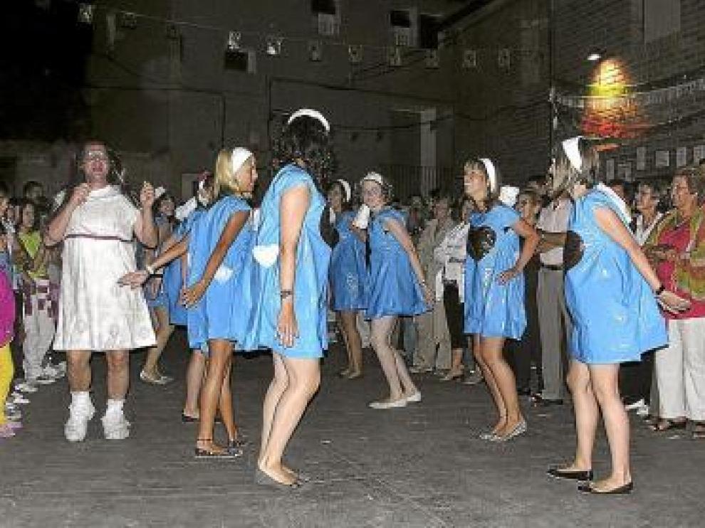 El baile de disfraces reunió a numeroso público.