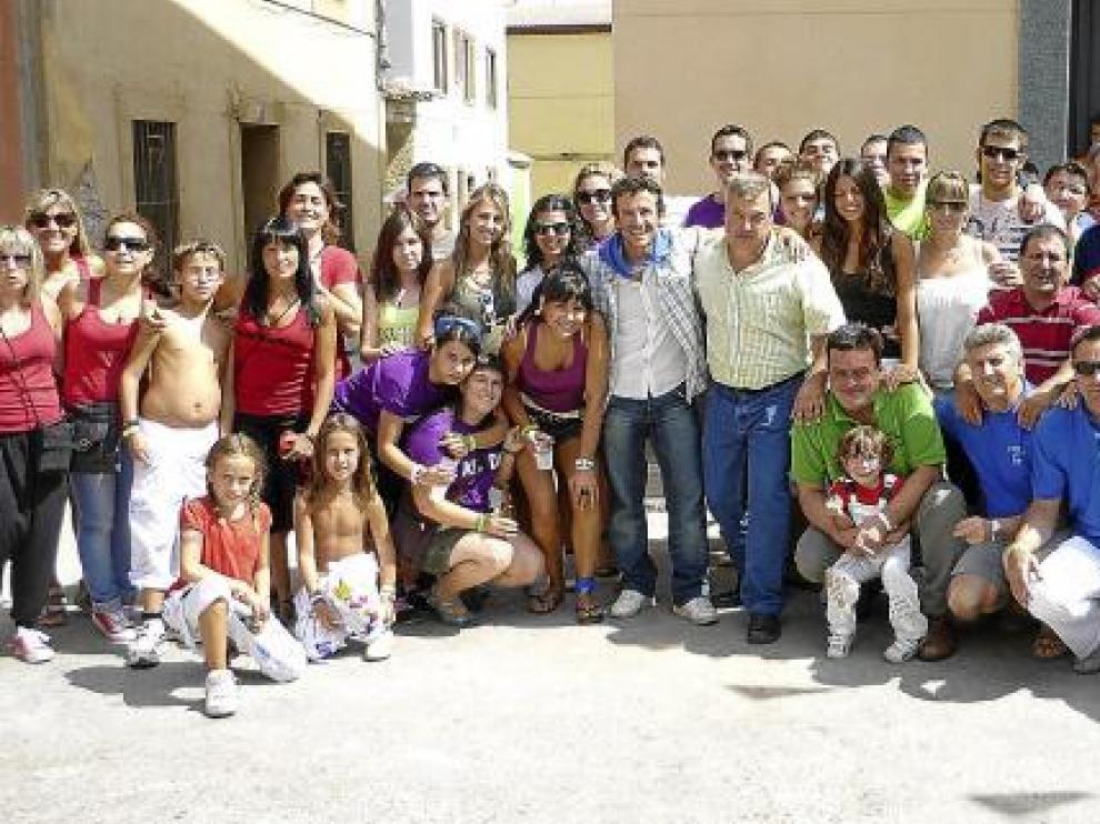 Ullate, en el centro con camisa de cuadros y pañuelo, rodeado de los vecinos del pueblo.