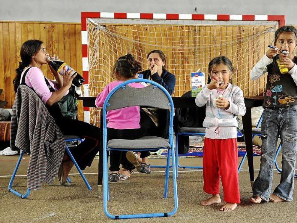 Dos mujeres gitanas y tres niñas, ayer, en un gimnasio en Choisy-le-Roi, en las afueras de París (Francia).