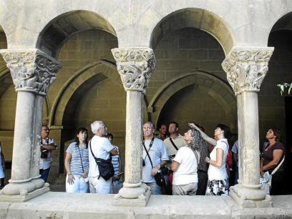 Un grupo de turistas visitando los claustros de San Pedro el Viejo.