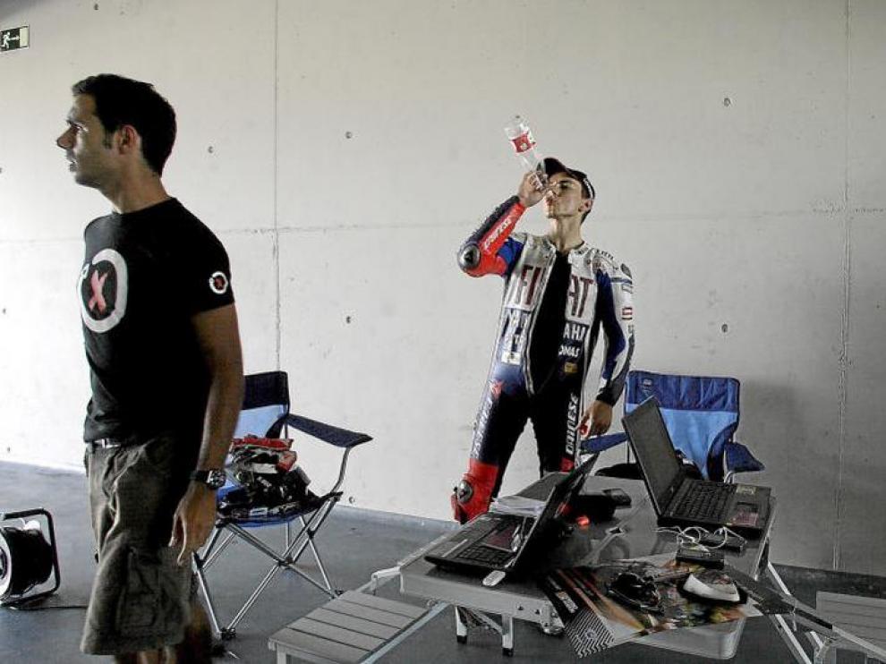 Jorge Lorenzo se refresca tras atender a los medios de comunicación en Motorland.