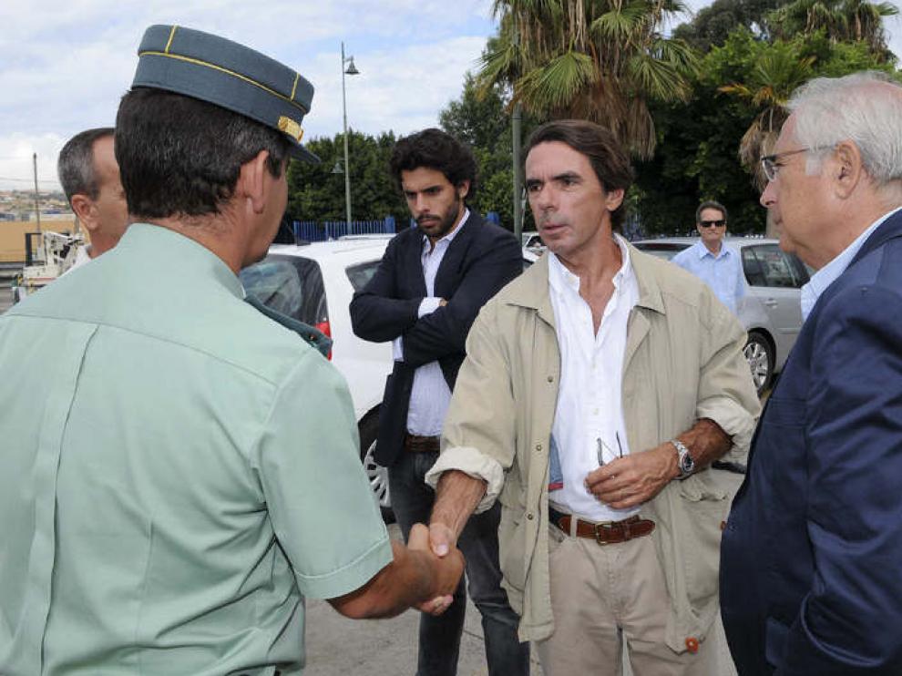 Aznar saluda a un agente de la Guardia Civil en la ciudad autónoma