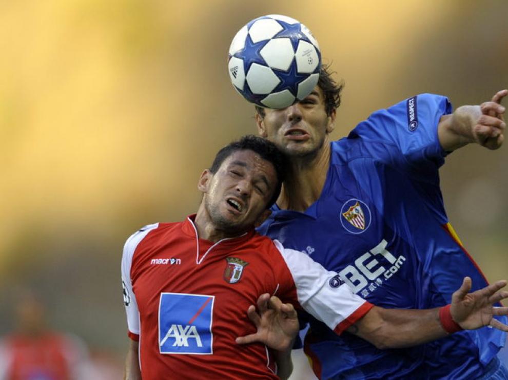 Fazio pugna por un balón.
