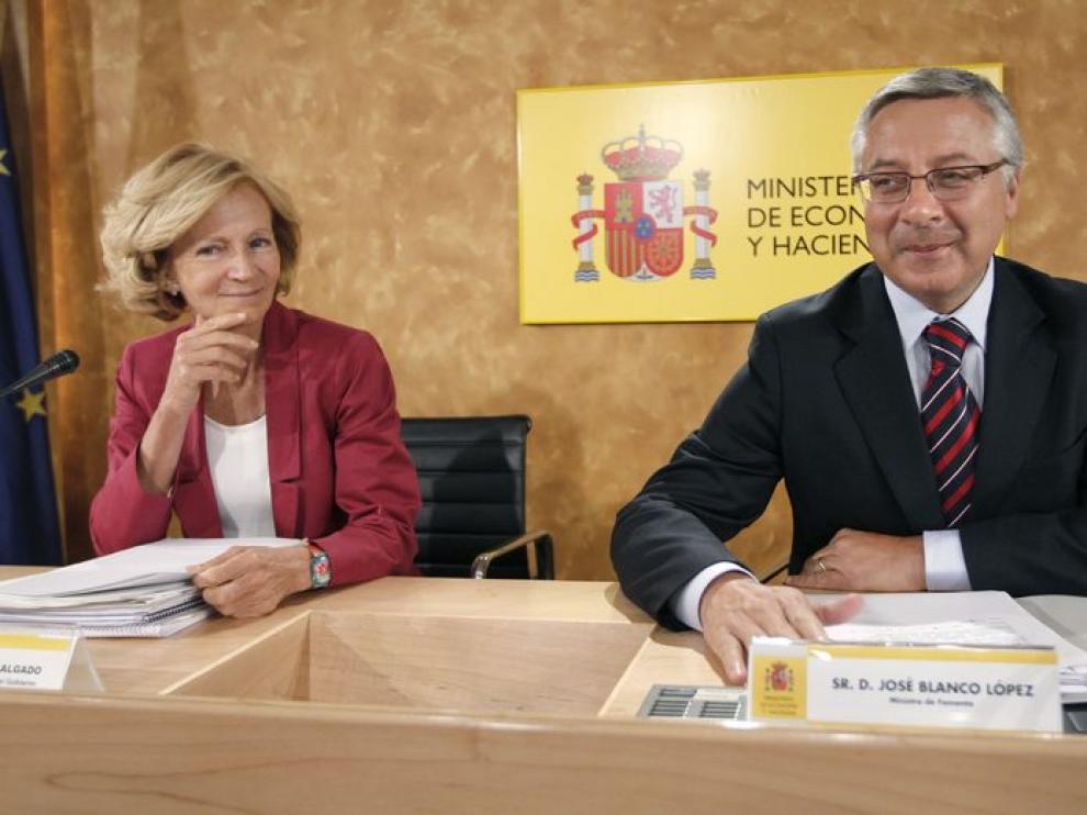 La vicepresidenta segunda del Gobierno y ministra de Economía, Elena Salgado, y el titular de Fomento, José Blanco