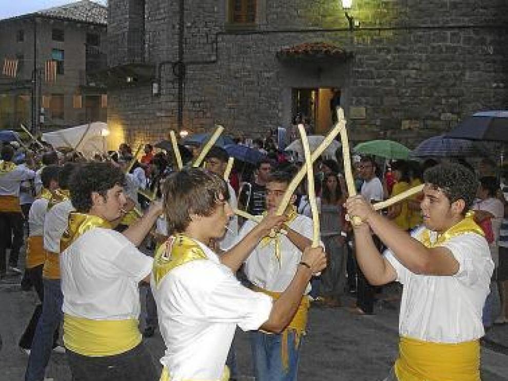 Los danzantes bailan el 'palotiau', ayer en Boltaña.