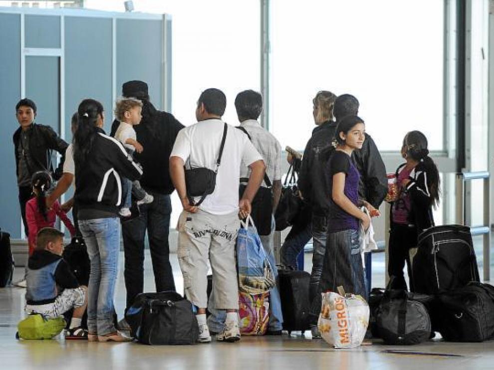 Un grupo de gitanos esperan para ser embarcados en un avión rumbo a Bucarest, ayer en Lyon.