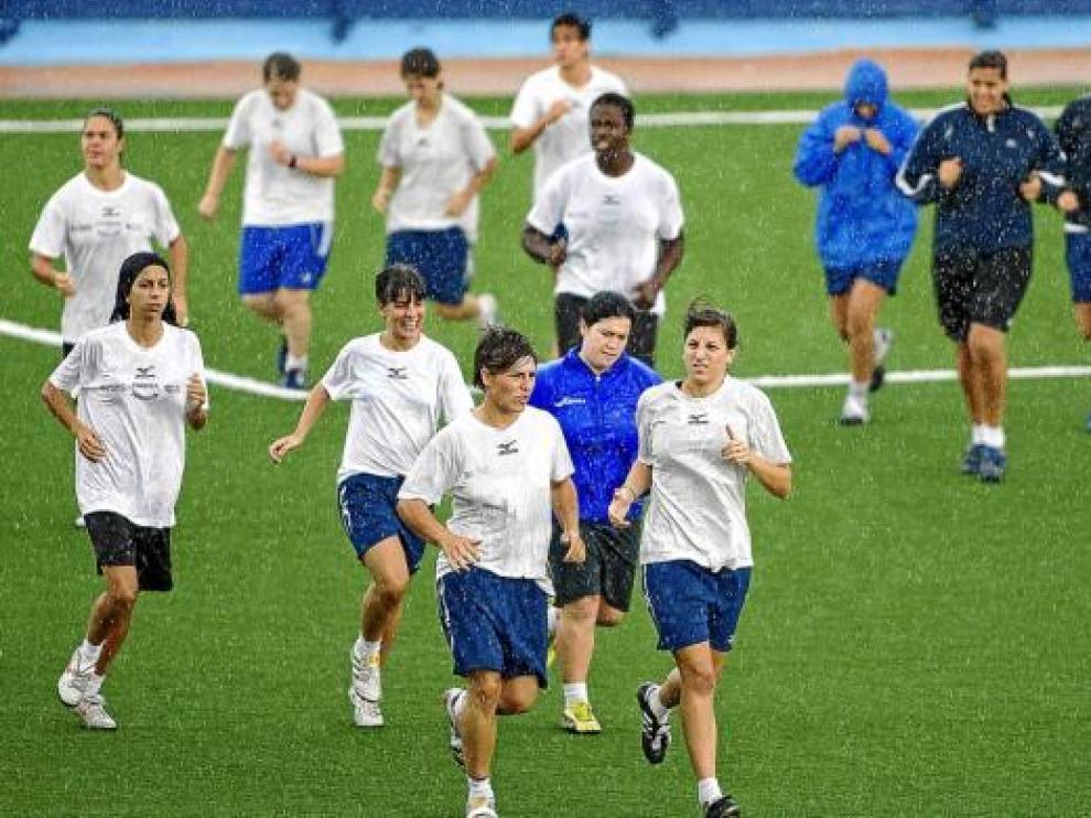 Las jugadoras del Prainsa siguieron entrenándose ayer pese a la incómoda lluvia.