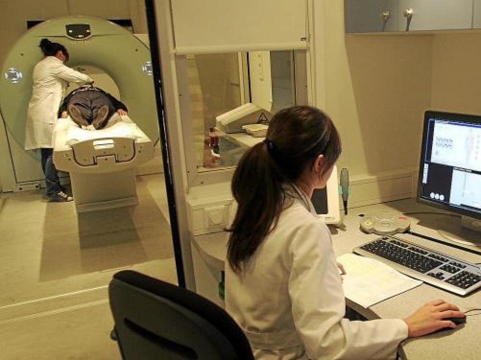 Para aligerar las listas de espera, el hospital recurre a veces a una unidad móvil de escáner, en la foto.