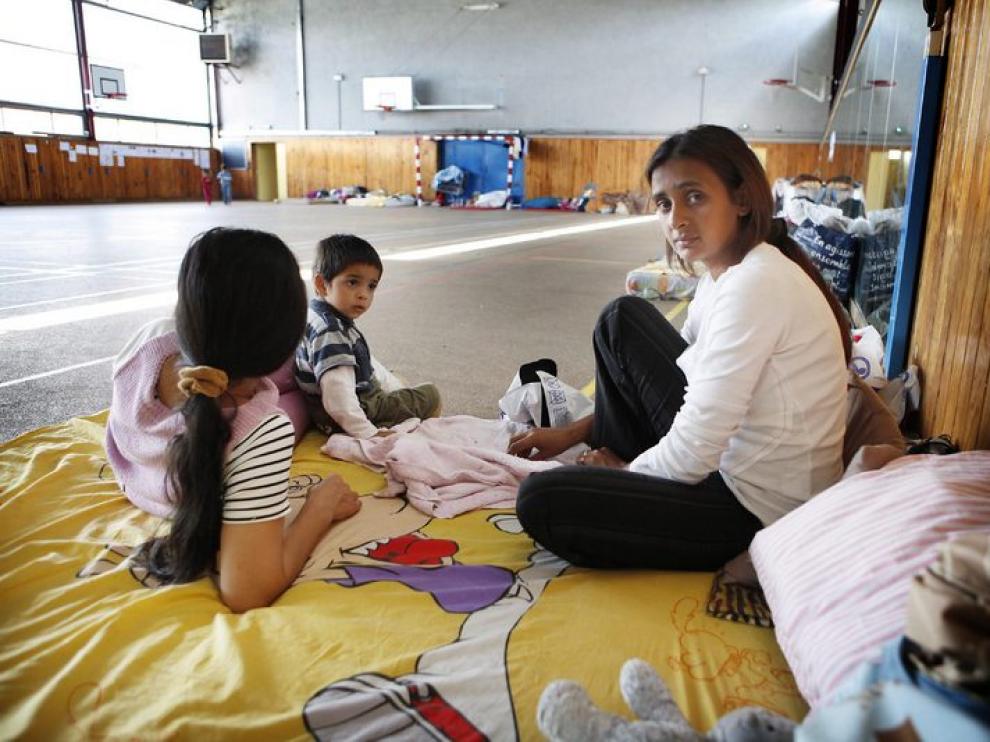 Una familia gitana espera a ser repatriada