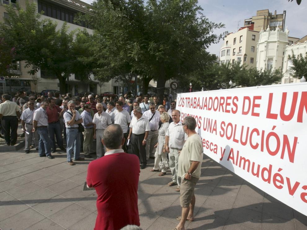 Concentración de trabajadores en la plaza de Navarra de Huesca