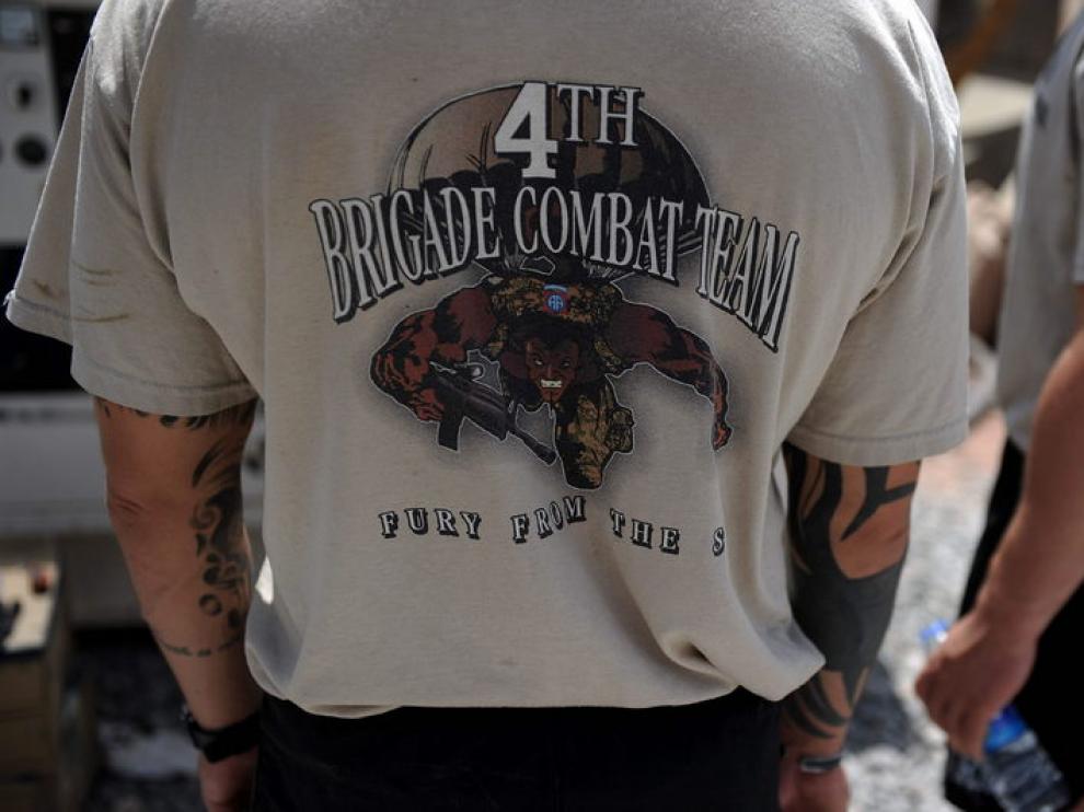 Un miembro de la cuarta brigada de ataque del ejército estadounidense, que ha abandonado esta madrugada Iraq