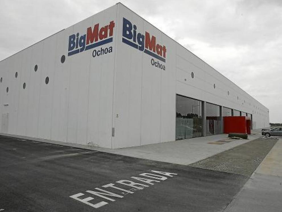 La nave de Big Mat Ochoa, construida junto al bulevar central de la Plataforma Logística de Huesca.