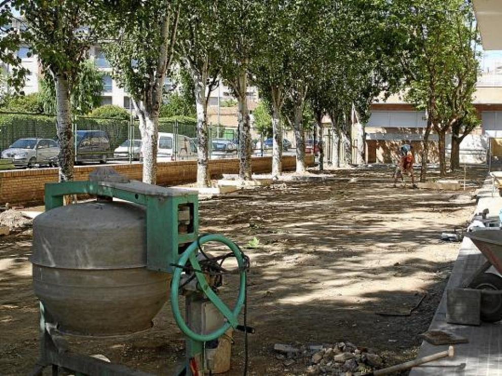 El patio frontal del colegio Sancho Ramírez ya está preparado para ser asfaltado.
