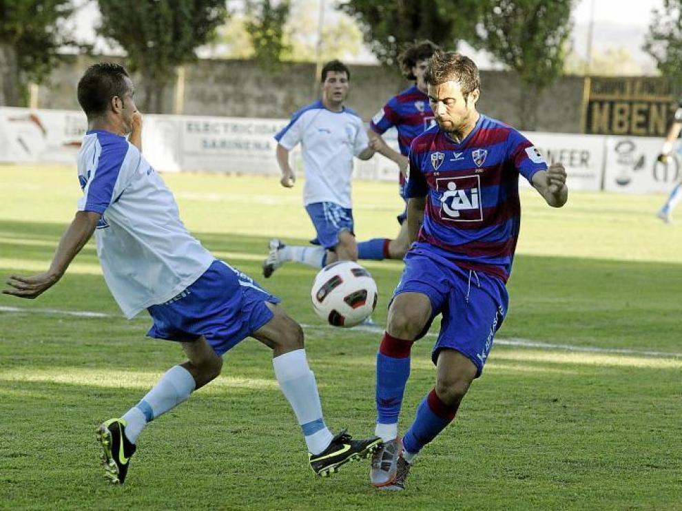 Molinero, el más veterano de la defensa que dispuso ayer de inicio Onésimo contra el Sariñena, disputa un balón a un jugador del equipo monegrino.