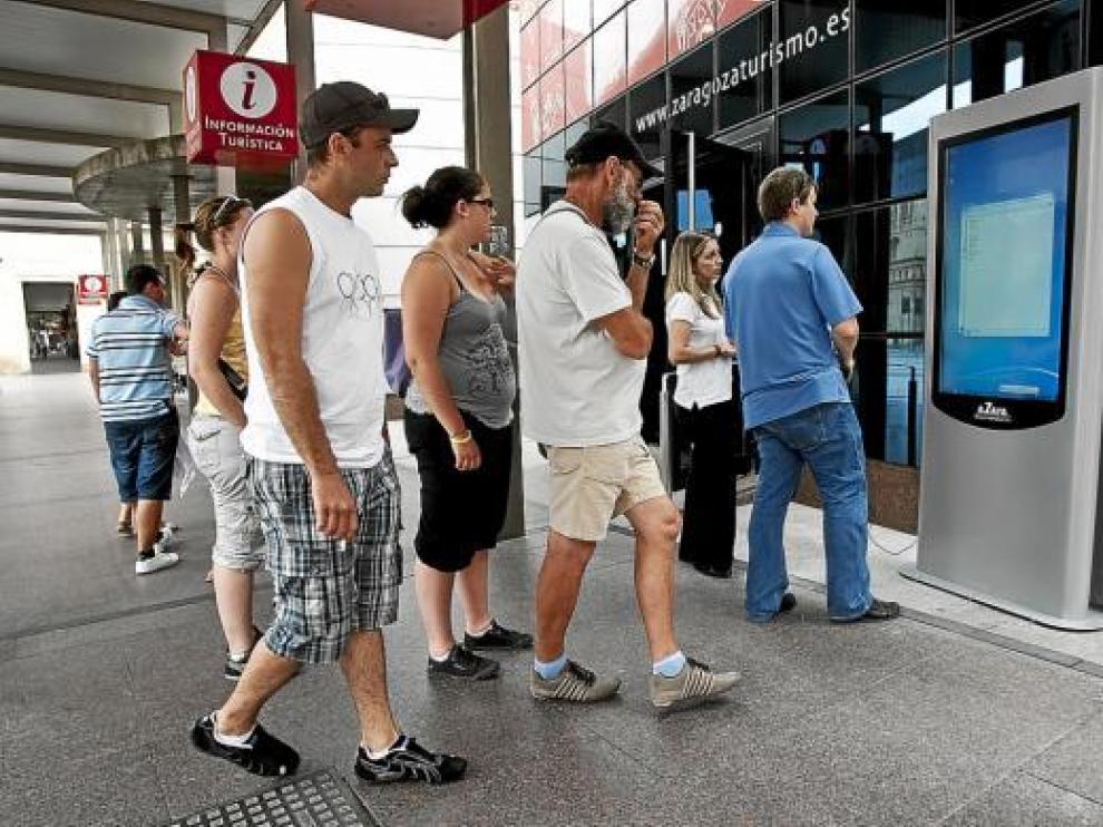 La instalación de la pantalla ha despertado una gran expectación entre los turistas.