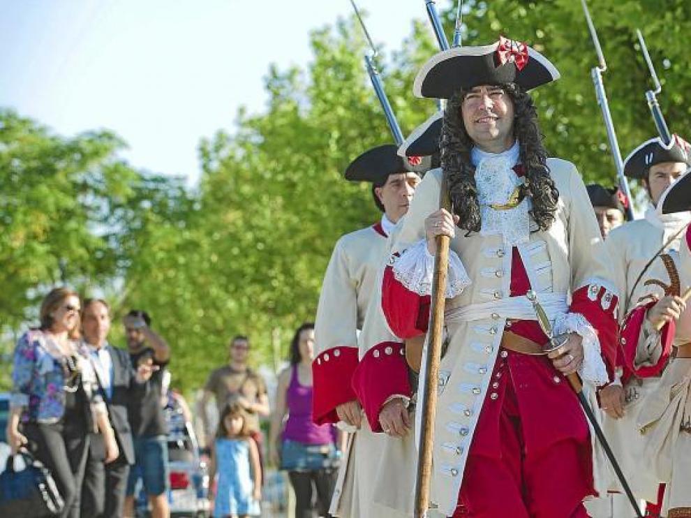El Regimiento Aragón desfilaba ayer por Puerto Venecia, que hace tres siglos fue escenario de la guerra de Sucesión.