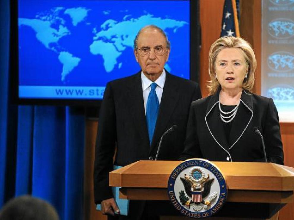 Hillary Clinton y George Mitchell anuncian la reanudación del diálogo, ayer en Washington.