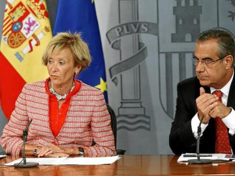 María Teresa Fernández de la Vega y Celestino Corbacho, ayer tras el Consejo de Ministros.
