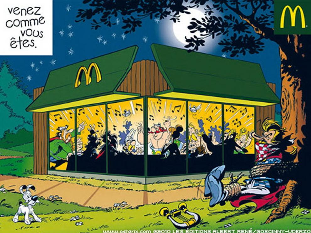 El galo come hamburguesas en el interior de una establecimiento de la cadena