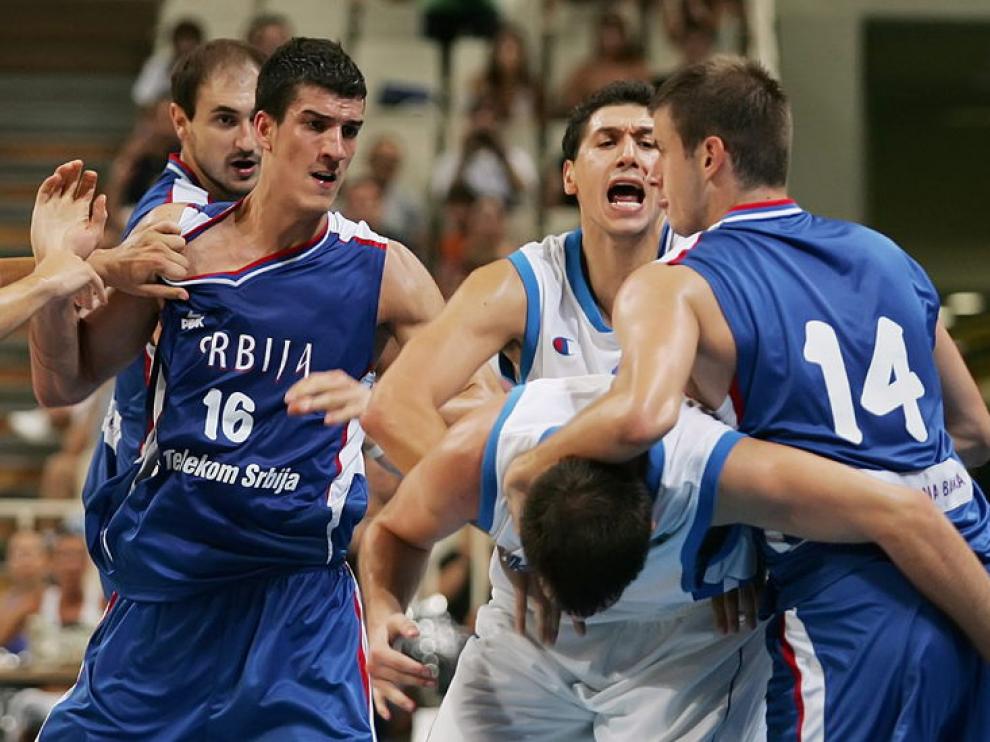 Pelea entre jugadores del Serbia-Grecia