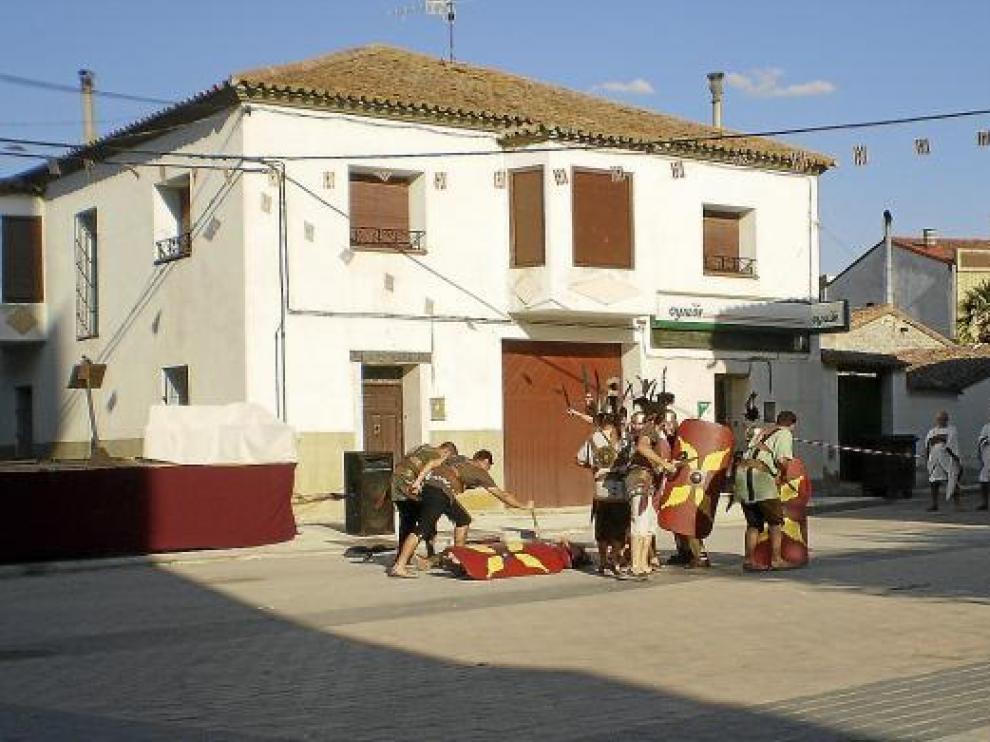 Un grupo de celtíberos y de romanos, en la batalla representada en Mara.