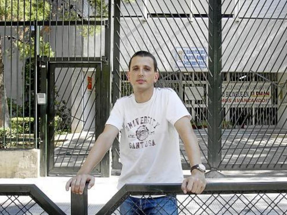 Sergio Pablos, frente al colegio Calixto Ariño, donde llevará a su hijo a partir de septiembre.