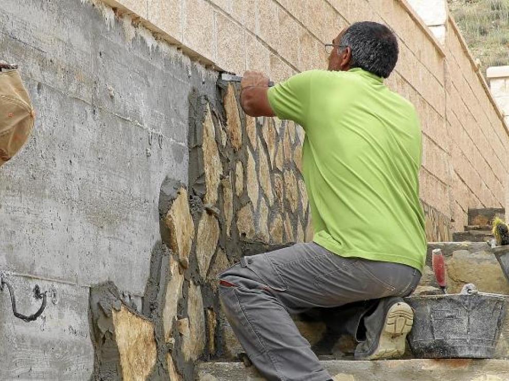 El Ayuntamiento ha rehabilitado casas que ocupan nuevas familias, como la 'Casa del Maestro'.