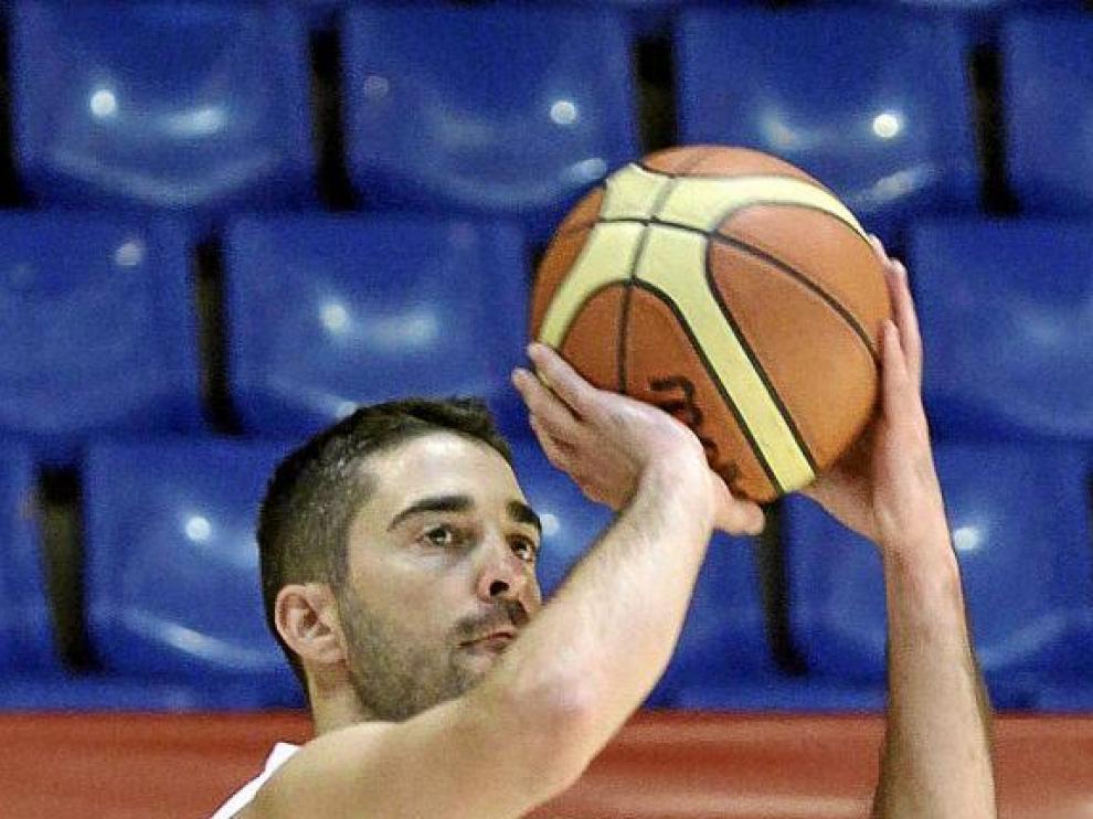El escolta Juan Carlos Navarro realiza un lanzamiento, en un entrenamiento de la selección.