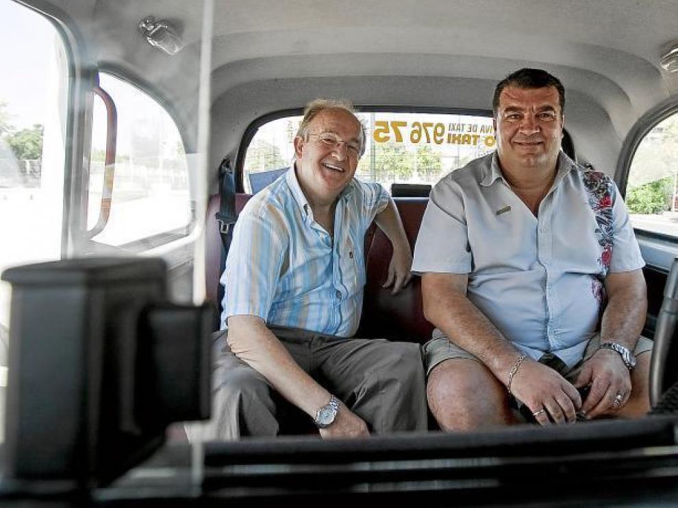 Carmelo Ruiz (izquierda) ha vendido su taxi londinense a José Ramón Celma (derecha).