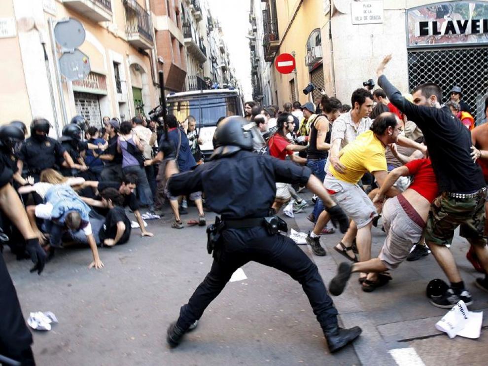 Los agentes han cargado contra grupos de jóvenes en Barcelona