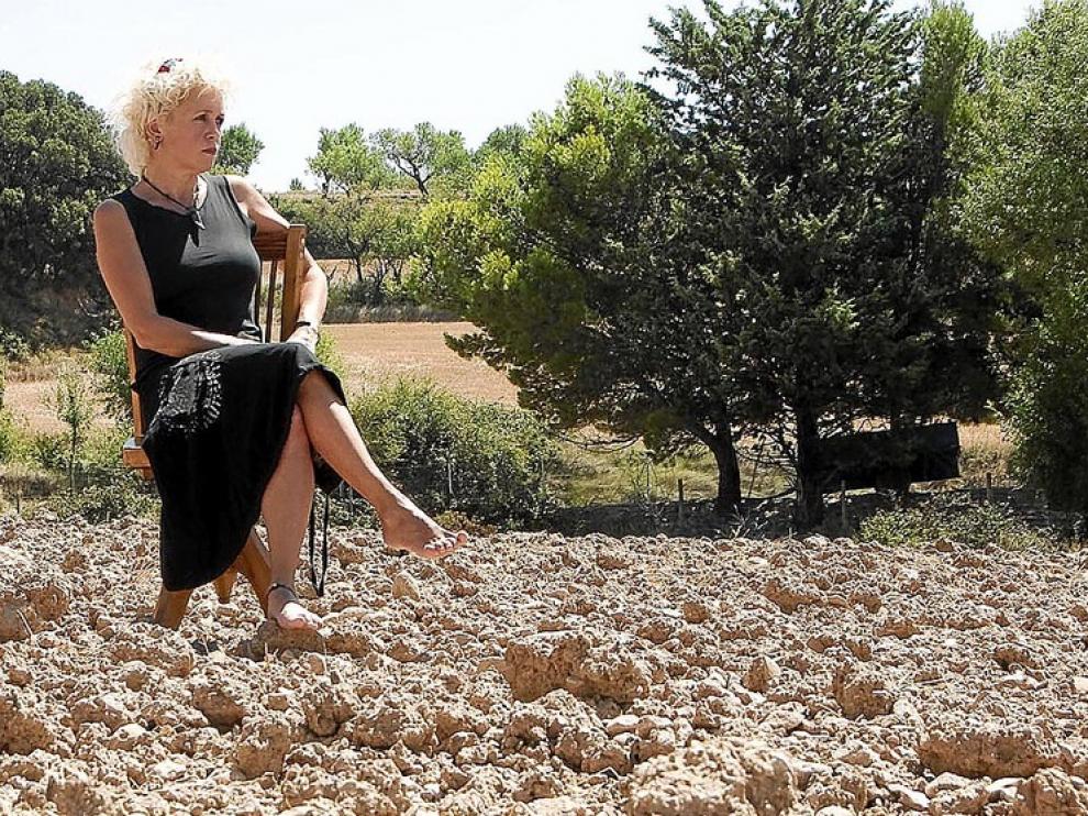 Marta Marco, en un terreno baldío que simboliza el abandono de los autónomos