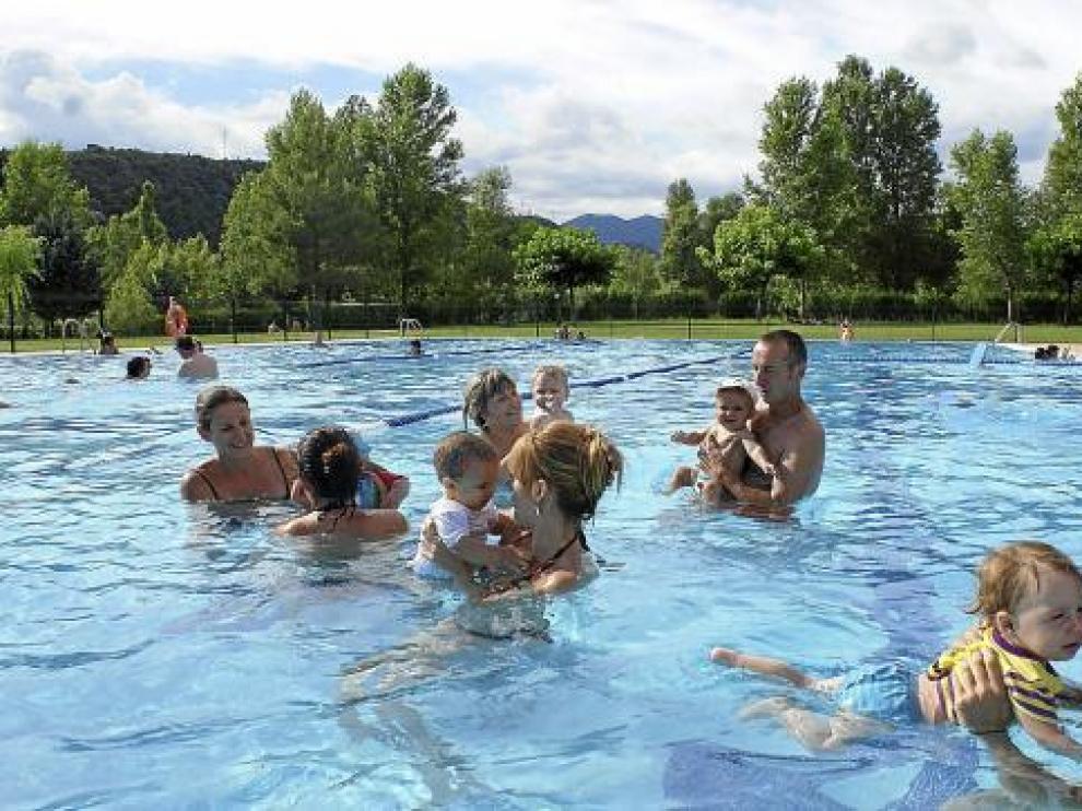 Madres y padres estrechan el vínculo con su bebé con sus primeras clases de natación en la piscina.