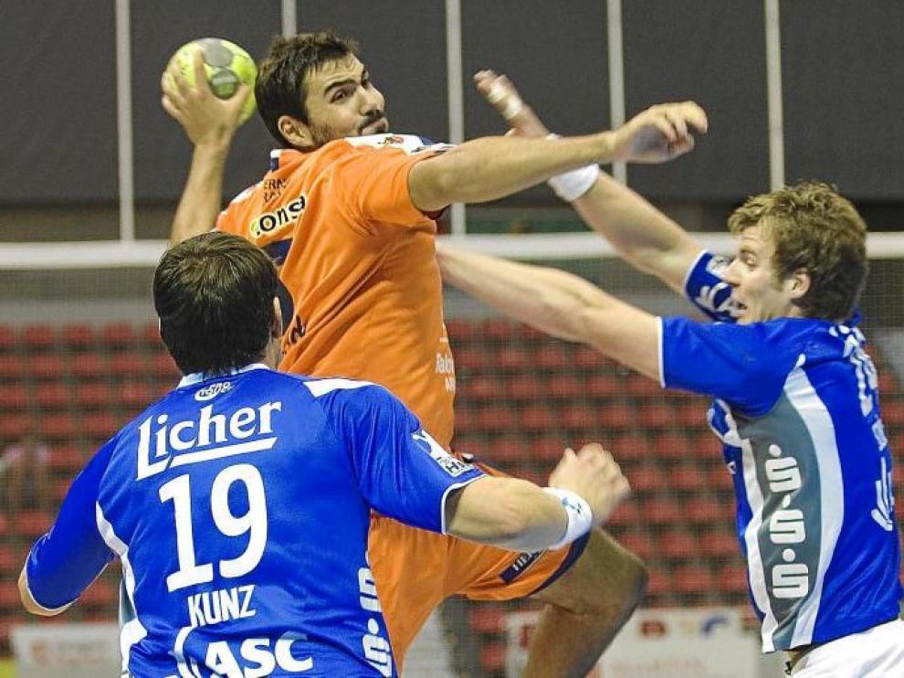 Jorge Maqueda intenta un lanzamiento ante el Groswallstadt.