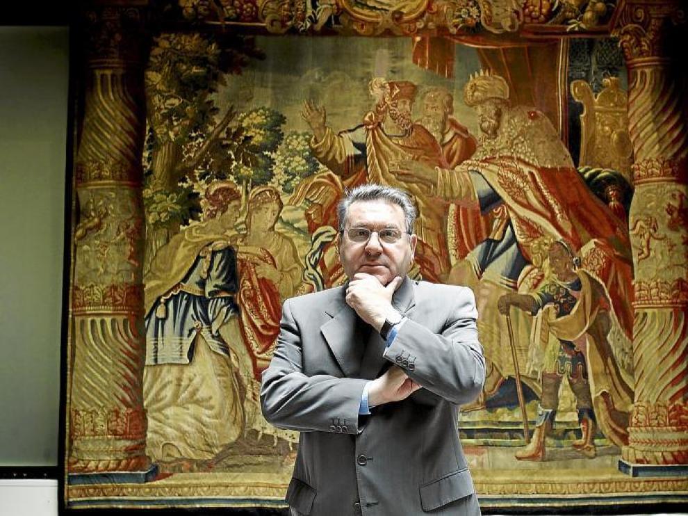 José Luis Lasala, en el patio de la Infanta de Ibercaja, institución que deja después de 21 años para jubilarse.