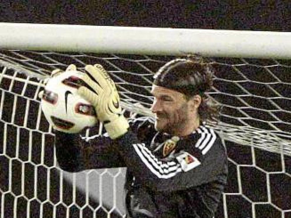 Leo Franco para un balón en Balaídos.