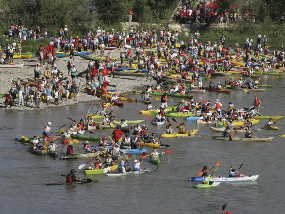 Los palistas, preparados para iniciar el descenso del río