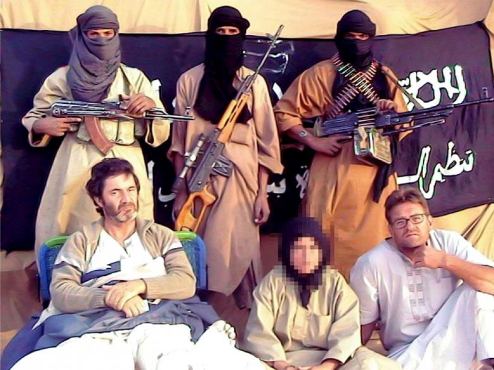 Los cooperantes, con su compañera antes liberada (con el rostro pixelado)