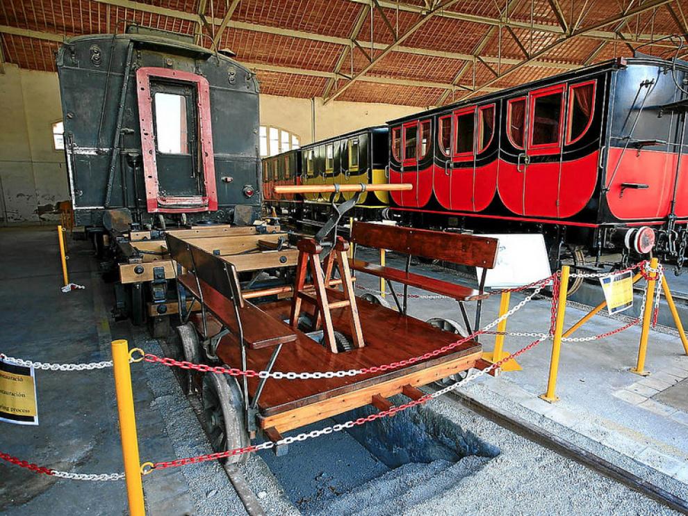 La vagoneta, en el museo de Vilanova i La Geltrú, junto a otras máquinas ferroviarias