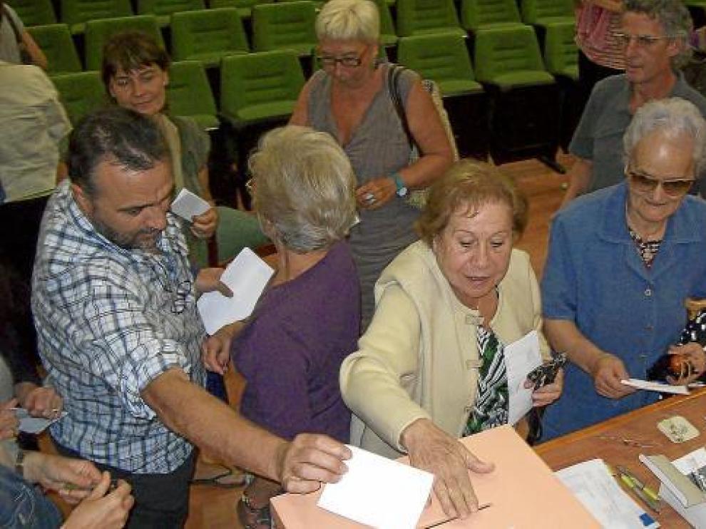 Público votando tras la proyección de una sesión de películas.