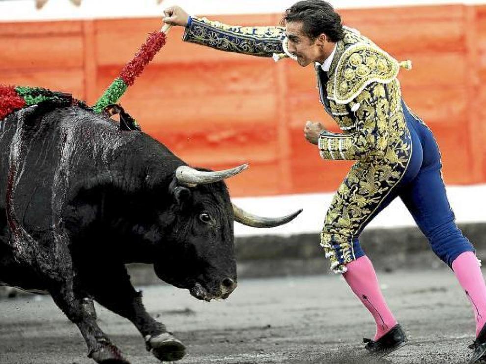 El Fandi pone una banderilla a su primer toro de la tarde.