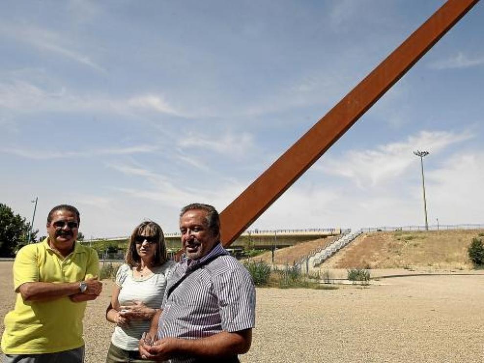 Andrés, Alicia y Pablo, delante del mástil del reloj solar. A la derecha, las escaleras que piden retirar.