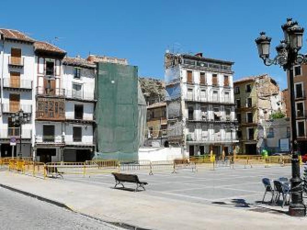 El edificio nº 21 (con malla verde) y, anexo a este, el 19-20.
