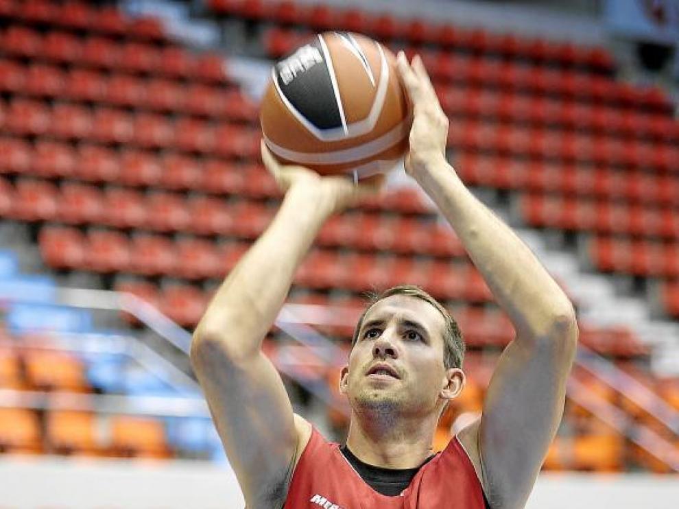 El pívot Adam Chubb lanza a canasta ya con la camiseta del CAI Zaragoza puesta.