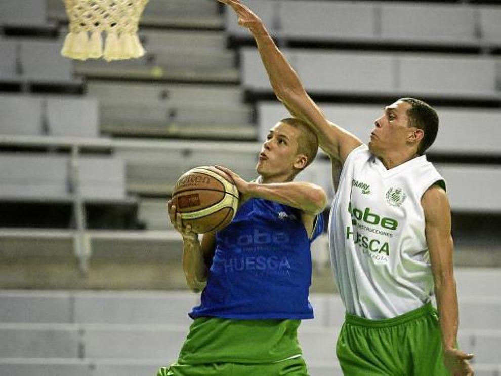 Green, que ofrece una espectacular capacidad de salto, cierra el paso Thomas Laerke.