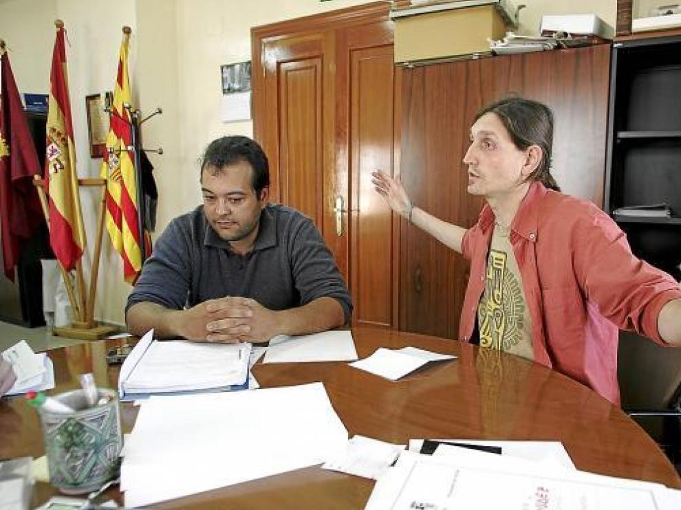 Valentín Salvador, a la izquierda, con el alcalde, Javier Carbó, en el despacho de la alcaldía.
