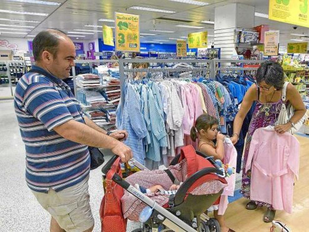 Una familia ultimaba ayer las compras de ropa y material escolar en un centro comercial.