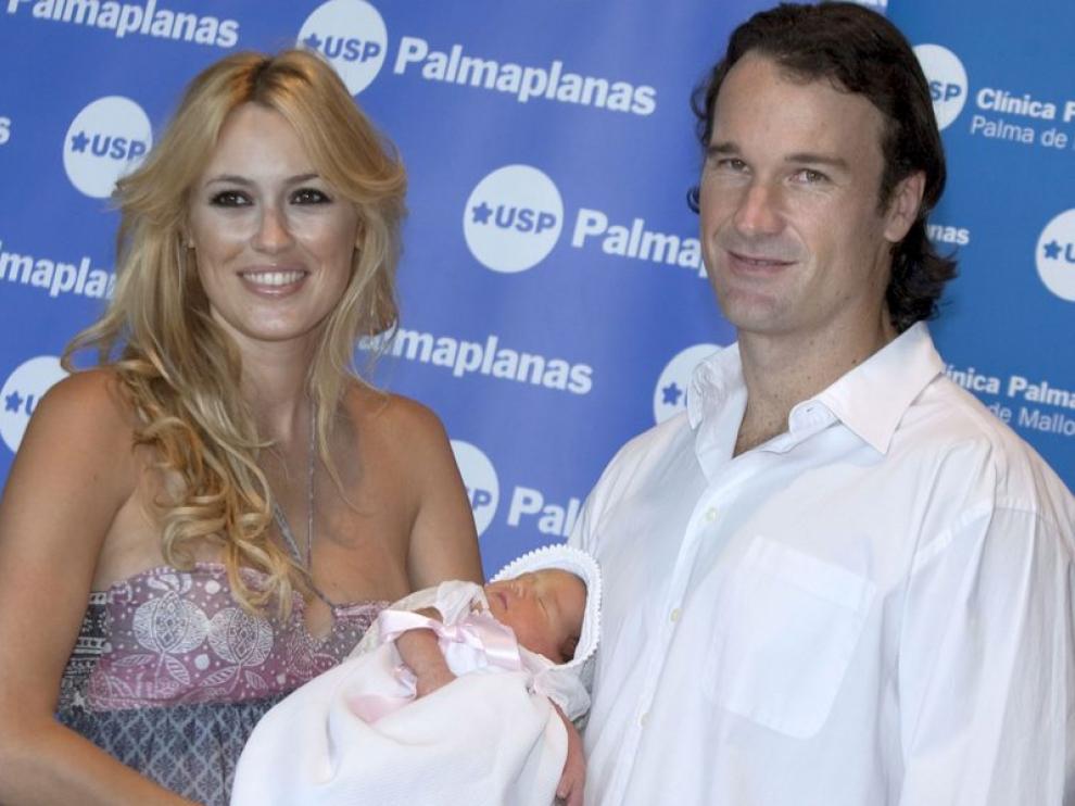 Carlos Moyá y Carolina Cerezuela presentan a su hija