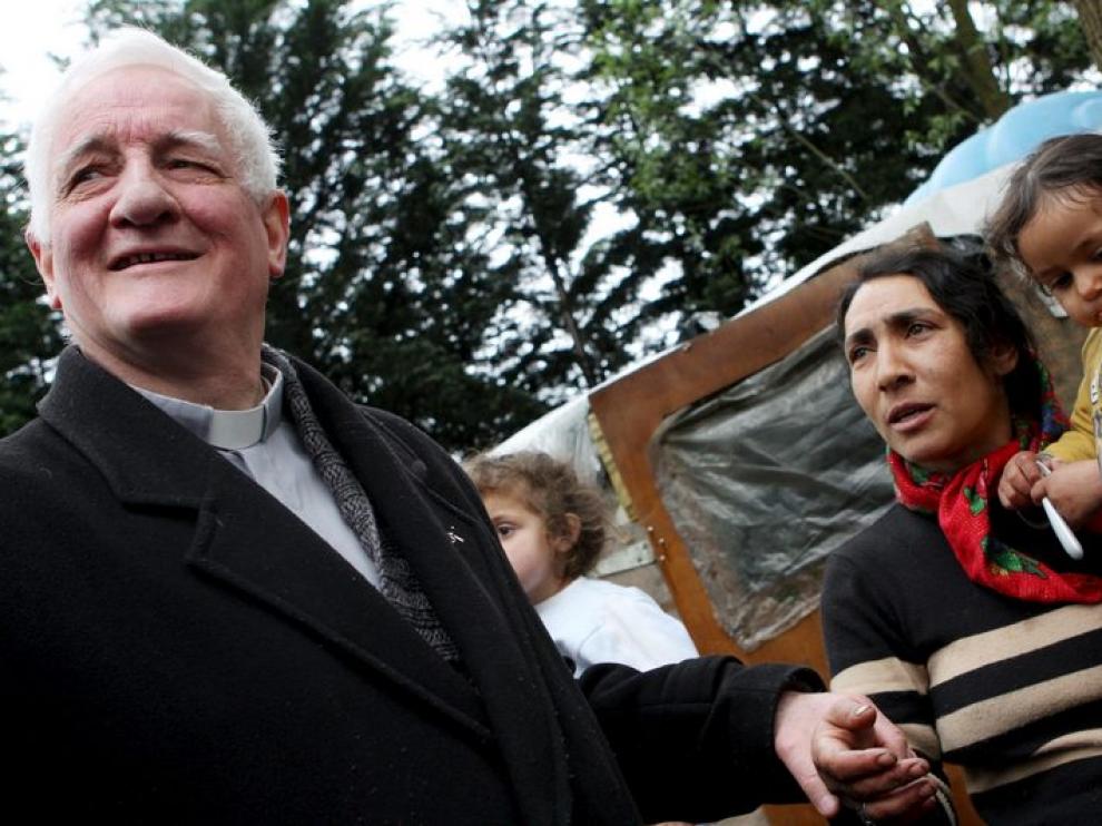 El padre Hervet ha decidido devolver su medalla para protestar por la actual política del Gobierno