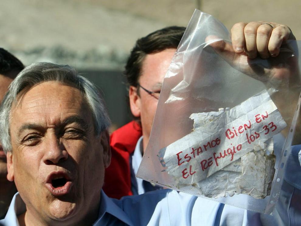 El presidente de Chile enseña una nota en la que los mineros informan de que están bien